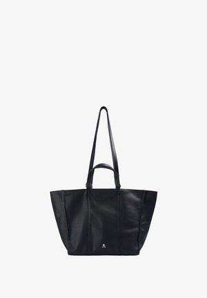 Bolso tote de piel negra con dos asas largas, forma estructurada y un pequeño logotipo en el centro inferior. Textura suave con un detalle mínimo.