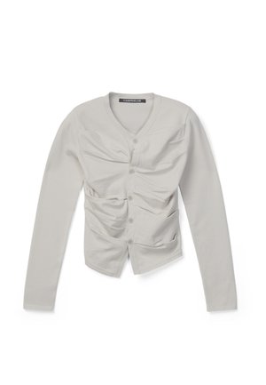 Cardigan grigio chiaro a maniche lunghe con bottoni, dettagli in tessuto arricciato e collo a V, disteso su uno sfondo bianco.