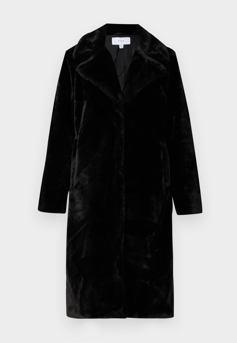 Langer schwarzer Kunstpelzmantel mit breiten Revers und Fronttaschen, knielang, auf einem weißen Hintergrund präsentiert.