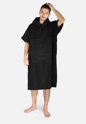 Schwarzer Kapuzen-Poncho aus handtuchähnlichem Material; hat eine Fronttasche und kurze Ärmel. Bequemes, locker sitzendes Design.