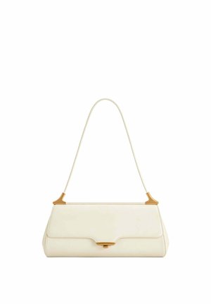 Sac à main rectangulaire en cuir de couleur crème avec une seule bandoulière et des accents en métal doré sur un fond blanc.