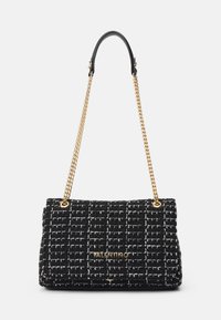 Melnā un baltā tweed somiņa ar quilted dizainu, zelta ķēdes siksniņu un ādas akcentiem. Iezīmēta ar logo priekšpusē.