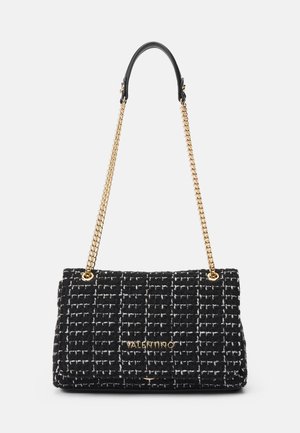 Crno-bijela torba od tvida s kvalitetnim dizajnom, zlatni lanac za nošenje i kožne akcentacije. Sadrži logo sprijeda.