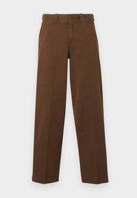 Pantalon marron à jambes droites avec fermeture à boutons et zip, passants pour ceinture et poches latérales, présenté sur un fond clair.