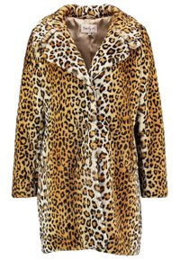 Abrigo de piel sintética con estampado de leopardo que cuenta con un cuello con muesca, cierre de botones y dos bolsillos laterales. El diseño incluye tonos variados de marrón y crema.
