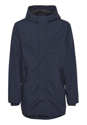 Chaqueta con capucha de color azul marino, con cremallera frontal, bolsillos laterales y una tela ligeramente texturizada; presenta un corte recto y mangas largas.