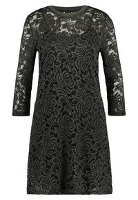 Mörkgrön klänning i spets med blommönster, rund halsringning och långa ärmar; har en lägre fåll med spetsdetaljer.