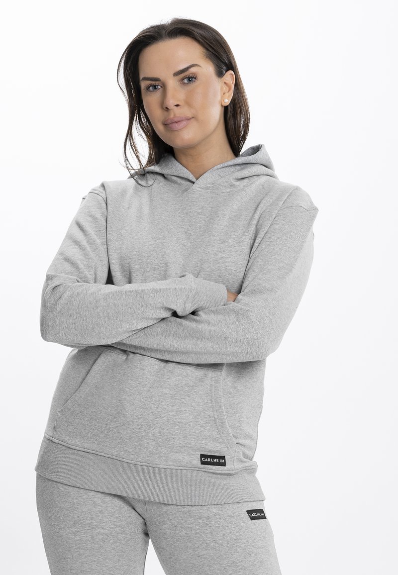 Felpa grigia realizzata in un morbido tessuto testurizzato, con una tasca frontale, polsini a costine e un cappuccio. Presenta dettagli del logo sull'orlo.