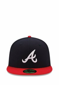 Gorra de marina con visera roja, que presenta una letra "A" bordada en blanco en la parte frontal. Visera plana estándar y botón en la parte superior. El material es tejido.