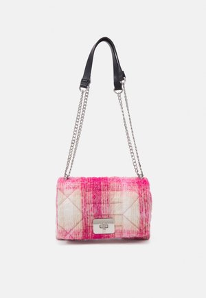 Prostokątna torebka z tkaniny w różowo-białą kratę z pikowanym przeszyciem, srebrnym zapięciem na obrotowy zatrzask, srebrnymi łańcuszkowymi paskami oraz czarną skórzaną poduszką na ramię.