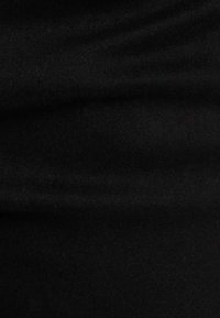 Tela negra con una textura suave y lisa, con un ligero brillo, que muestra pliegues y estiramientos sutiles. Sin patrones visibles ni elementos metálicos.