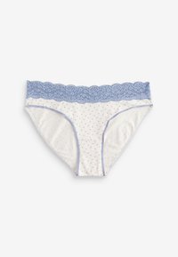 Balti medvilniniai trumpikės su mėlynais taškeliais, pasižymintys šviesiai mėlyna nėrinių juosta juosmens srityje ir atitinkančia apdaila. Minkšta tekstūra su banguotomis kraštinėmis.