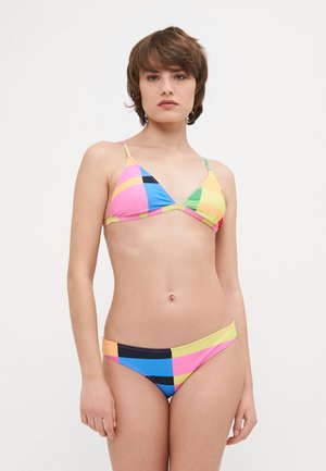 Kleurige bikini set met een triangle top en een bijpassende broek. Gemaakt van gladde stof met geometrische blokken in roze, blauw, geel en zwart.