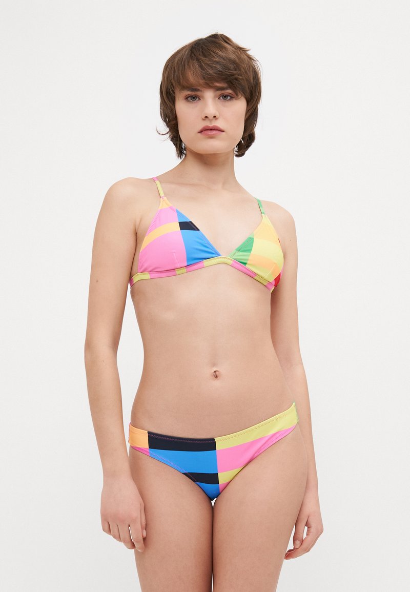 Színes bikini szett, háromszög alakú felsőrésszel és hozzáillő alsórésszel. Simább anyagból készült, geometrikus blokk mintázattal rózsaszínben, kékben, sárgában és feketében.