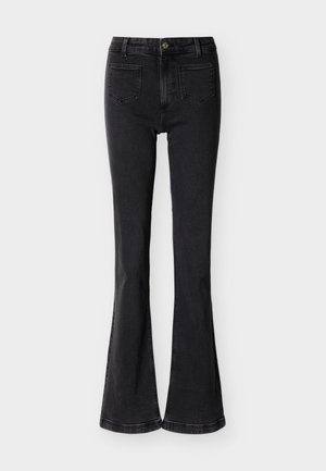 Jean flare noir taille haute avec poches avant, passants de ceinture, fermeture à bouton et coutures visibles sur un fond clair uni.