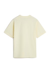 Kurzarm-T-Shirt aus blassgelbem Baumwollstoff, Rundhalsausschnitt, lockere Passform, glatte Textur, ohne Muster oder sichtbare Marken auf der Rückseite.