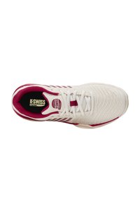Hvit sportssko med teksturert overdel, maroon-detaljer og snøring. Har en polstret såle og polstret krage for komfort.