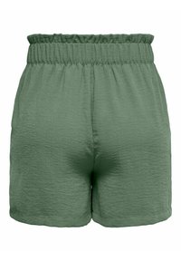 Shorts verdes e texturizados com um cós elástico. Apresentam um corte solto e comprimento até meio da coxa, feitos de um tecido leve.
