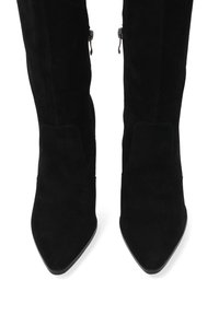 Czarny zamszowe botki do kolan z wydłużonymi noskami, z bocznymi zamkami błyskawicznymi i gładką, matową fakturą, co nadaje im elegancki i nowoczesny wygląd.