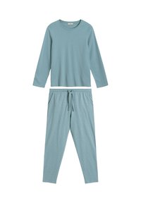 Jasnoniebieska bluzka z długim rękawem i okrągłym dekoltem oraz pasujące spodnie z kwiatowym wzorem i elastycznym pasem; obie wykonane z miękkiego materiału.