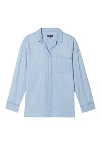 Camisa de mezclilla azul claro, con botones y de ajuste relajado. Presenta un único bolsillo en el pecho, mangas largas y un corte holgado.
