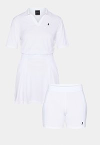 Hvid atletisk outfit bestående af en kortærmet polo med V-udskæring og logo, parret med en plisseret nederdel og tætsiddende shorts.