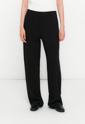 Zwarte wijde broek met een soepele textuur, voorzien van een middelhoge taille, twee zijzakken en een strakke, minimalistische uitstraling.