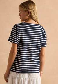 Tom Joule REGULAR FIT - HARBOUR SHORT SLEEVE BOAT NECK BRETON - Trükipildiga T-särk - navy white