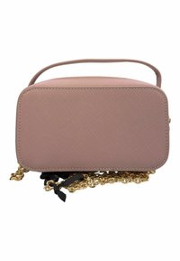 Borsa a mano rettangolare rosa in materiale testurizzato, con tracolla in catena dorata e dettagli neri, dal design minimalista e senza hardware visibile.