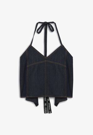 Top halter in denim scuro con scollatura a V appuntita, spalline regolabili e lacci sul retro. Presenta cuciture arancioni a contrasto e un dettaglio con fascia nera con logo.