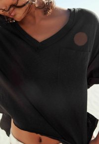 Next V-NECK LOOSE FIT - Pamata T-krekls - black