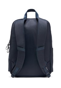 Zaino blu navy con spallacci imbottiti regolabili, maniglia superiore e tasche laterali, caratterizzato da una superficie liscia e strutturata.