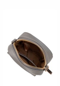 Grau Lederbeutel mit strukturiertem Finish; goldener Reißverschluss, Innenfutter aus Stoff und kleiner Tasche. Kompaktes Design für einfache Aufbewahrung.