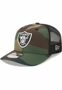 Tarnkappen mit einem gebogenen Schirm, verstellbarem Mesh-Rücken und einem weißen "Raiders"-Logo-Patch auf der Vorderseite. Mit olivgrünen und braunen Farbtönen.