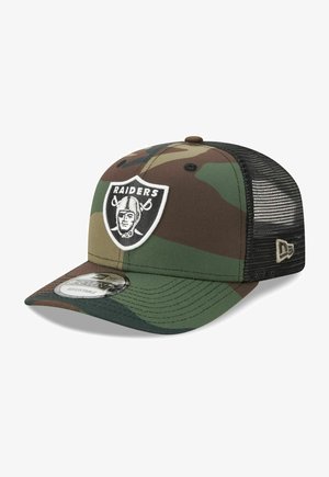 Tarnkappen mit einem gebogenen Schirm, verstellbarem Mesh-Rücken und einem weißen "Raiders"-Logo-Patch auf der Vorderseite. Mit olivgrünen und braunen Farbtönen.