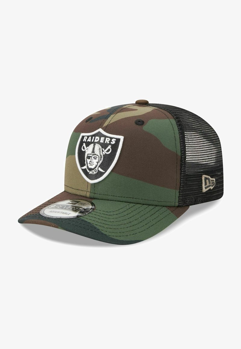 Tarnkappen mit einem gebogenen Schirm, verstellbarem Mesh-Rücken und einem weißen "Raiders"-Logo-Patch auf der Vorderseite. Mit olivgrünen und braunen Farbtönen.