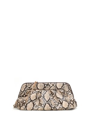 Clutch-taske med beige og sort slangeprintmønster og gyldent kæderem, blødt plisseret design, rektangulær form på hvid baggrund.