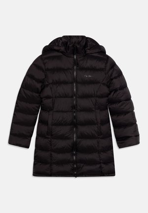 Veste d'hiver longue noire matelassée avec capuche et fermeture éclair frontale, présentée à plat sur fond blanc.