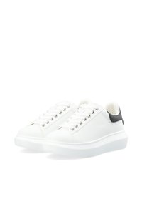 Weiße Sneaker mit einem Obermaterial aus glattem Leder, runder Zehenpartie und kontrastierenden schwarzen Fersenakzenten. Mit flachen Schnürsenkeln und metallischen Ösen.