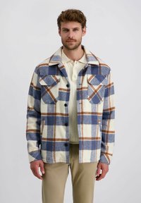 Geruit fleecejack in crème-, blauw- en bruintinten met een knoopsluiting, twee steekzakken aan de voorkant en een kraag. Gemaakt van een textuurrijke, zachte stof.