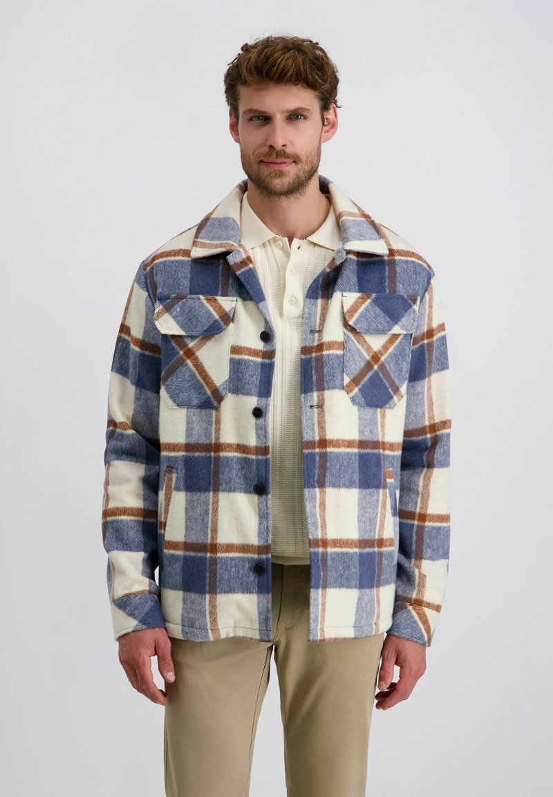 Geruit fleecejack in crème-, blauw- en bruintinten met een knoopsluiting, twee steekzakken aan de voorkant en een kraag. Gemaakt van een textuurrijke, zachte stof.