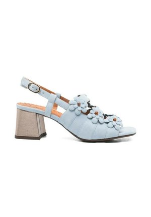 Sandalo slingback azzurro chiaro con tacco a blocco e applicazioni floreali decorative sulle cinghie, chiusura con fibbia regolabile.