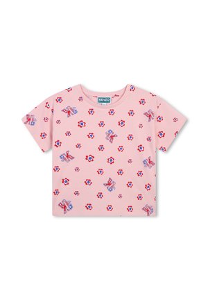 Roze katoenen T-shirt met verspreide bloemen- en letterpatronen in rood en blauw, met een ronde halslijn en korte mouwen.
