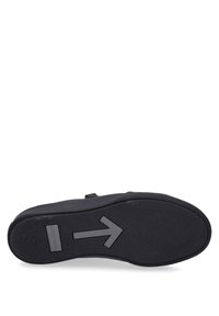 Suola nera di scarpa in materiale di gomma testurizzata, caratterizzata da un design a freccia prominente. Gli accenti includono un logo e dettagli sulla taglia.
