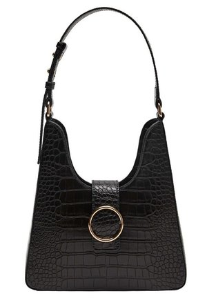 Sort håndtaske i krokodillepræget læder med en enkelt justerbar rem og en guldfarvet rund spænde-lukning på frontklappen.