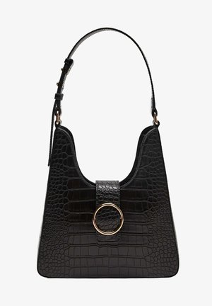 Sac à main en cuir noir texturé crocodile avec une sangle unique réglable et une fermeture à boucle circulaire dorée sur le rabat avant.