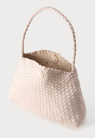 Μπεζ υφαντή δερμάτινη γυναικεία τσάντα με πλεκτή λαβή, ανοιχτό πάνω μέρος και ορατό μαγνητικό κλείσιμο στο εσωτερικό.