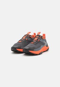 Graue und orange Wanderschuhe mit einem atmungsaktiven Mesh-Obermaterial, Gummisohlen, reflektierenden Akzenten und gemusterten Schnürsenkeln für Traktion und Unterstützung.