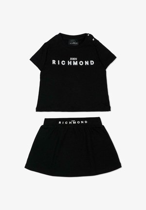 Completo con top nero a maniche corte e gonna con scritta bianca "John Richmond" sul petto e in vita, adatto per un look casual.