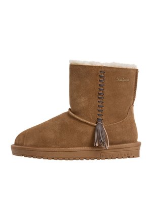 Botte mi-mollet en daim marron avec doublure en fourrure blanche, couture latérale décorative avec pompon, semelle plate en caoutchouc, et marquage "Pepe Jeans" sur la semelle et le côté.